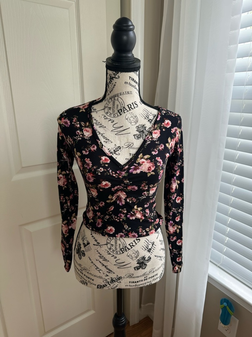 NWOT Forever 21 Black Floral Long Sleeve Crop Top